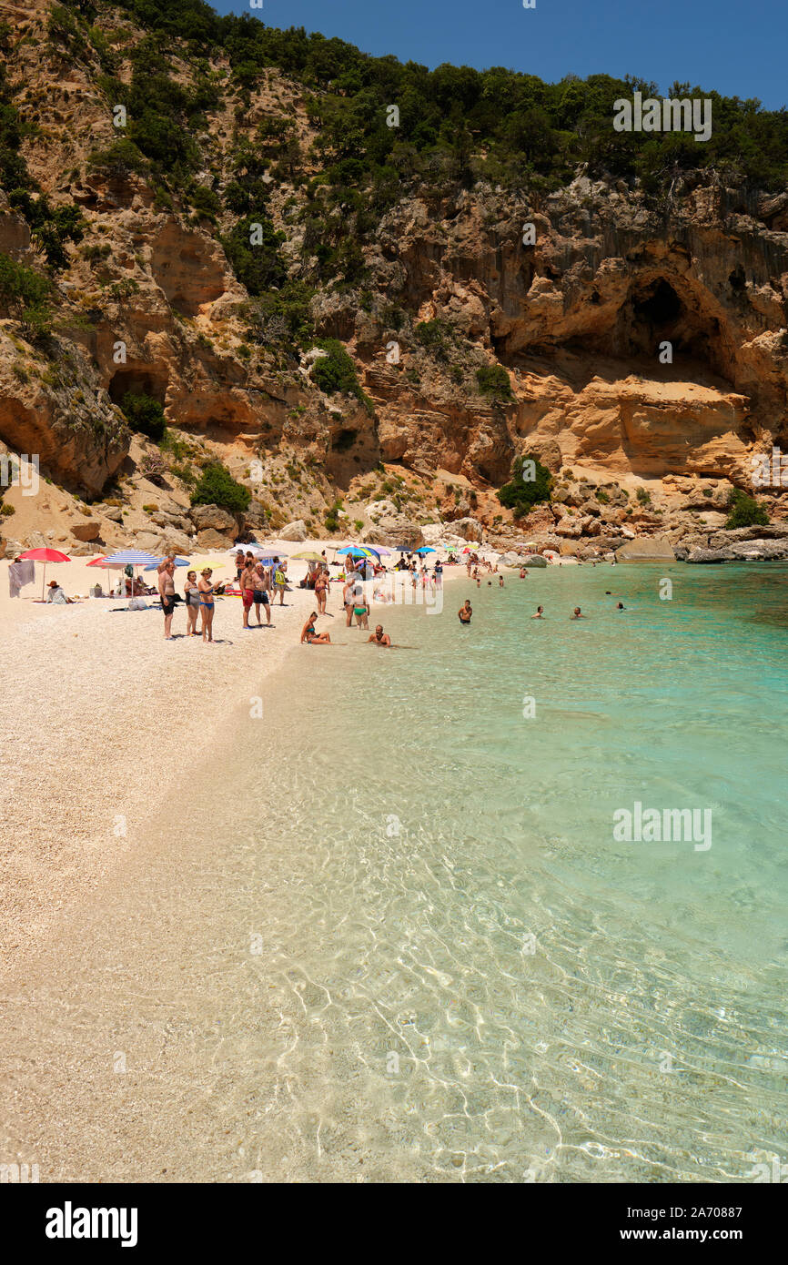 Die klaren smaragdgrünen Wasser und weißem Sand Cala Biriola touristische Strand am Golf von Orosei in Nationalpark Gennargentu Ogliastra Sardinien Italien Europa Stockfoto