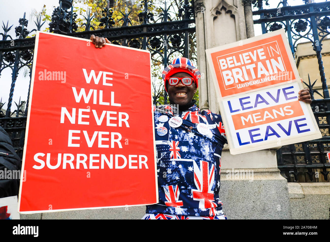 Westminster, London UK. 29. Oktober 2019 Pro Brexit Mitkämpfer Joseph Afrane demonstriert mit Plakaten außerhalb des Parlaments als MPS Debatte eine frühe Bundestagswahlkampf der Brexit Sackgasse zu durchbrechen. Amer ghazzal/Alamy leben Nachrichten Stockfoto