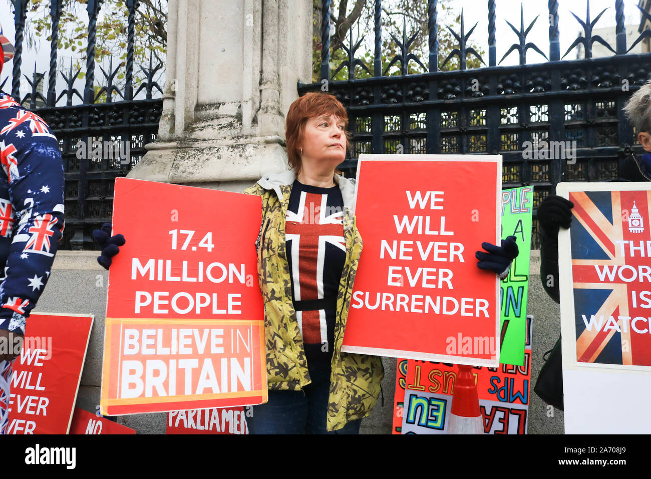 Westminster, London UK. 29. Oktober 2019 Pro Brexit Demonstranten Plakate halten außerhalb des Parlaments als MPS Debatte eine frühe Bundestagswahlkampf der Brexit Sackgasse zu durchbrechen. Amer ghazzal/Alamy leben Nachrichten Stockfoto