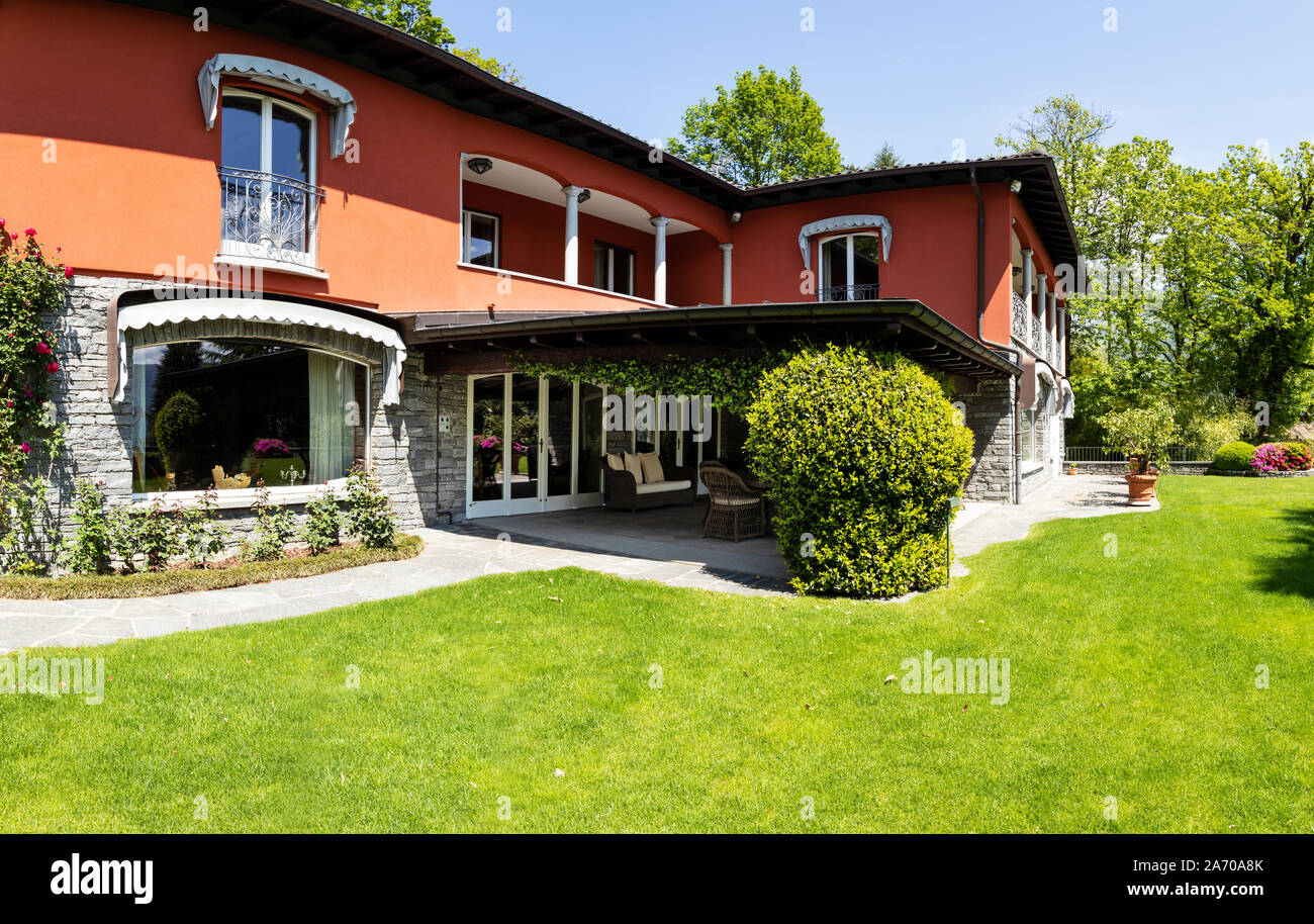 Die Außenseite des Luxus Villa mit grünem Garten und Natur. Niemand im Inneren Stockfoto