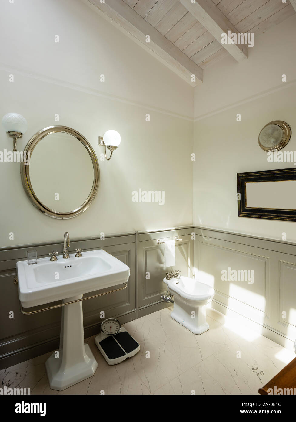 Elegante und luxuriöse Badezimmer in der Villa. Niemand im Inneren Stockfoto