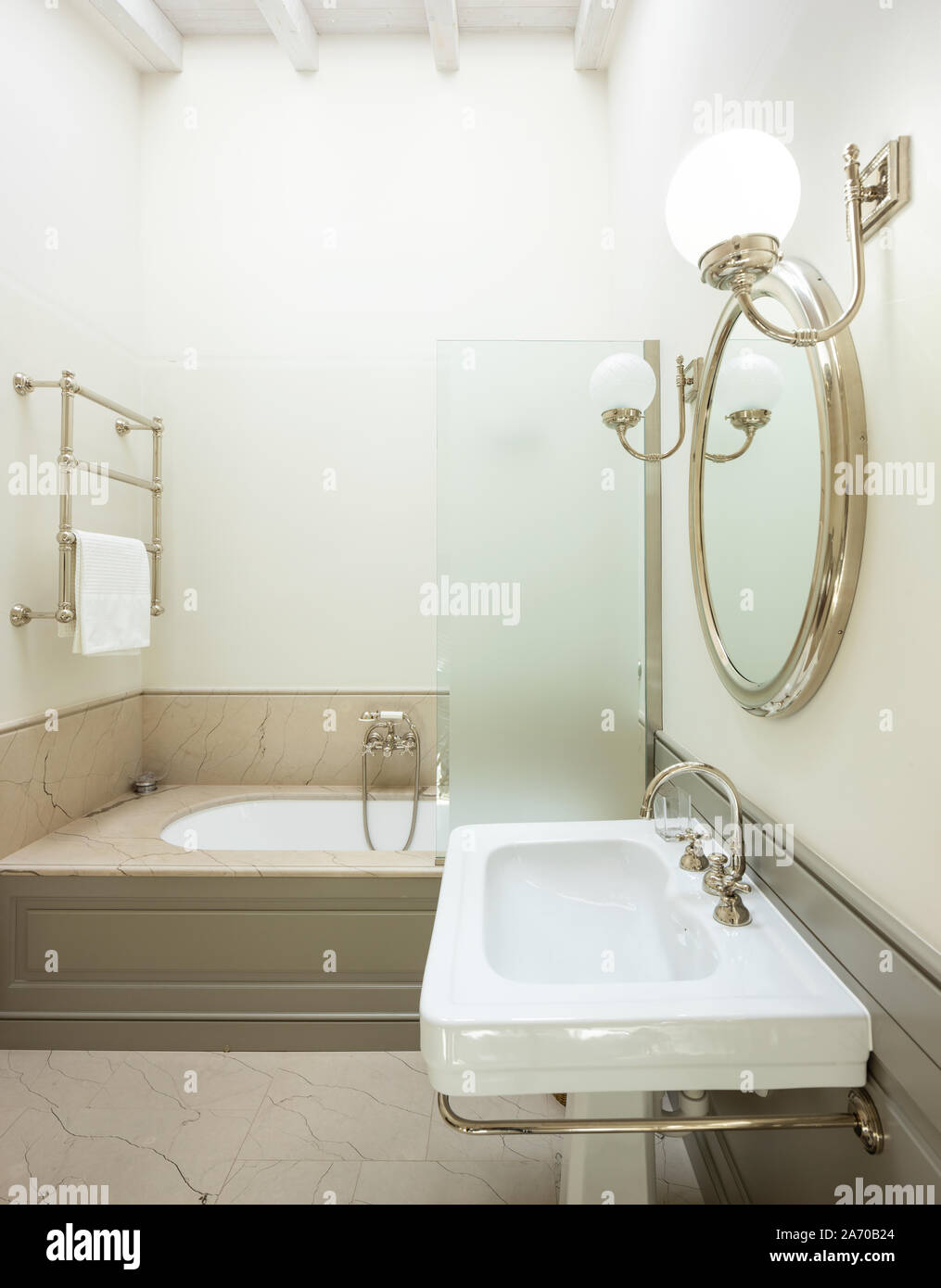 Elegante und luxuriöse Badezimmer in der Villa. Niemand im Inneren Stockfoto