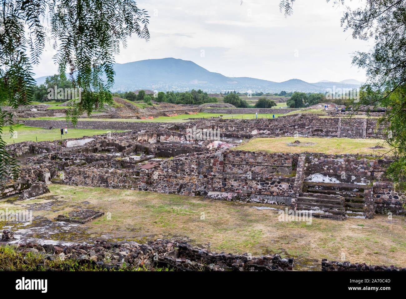 Ruinen von Mauern und Fundament der architektonisch bedeutenden Mittelamerikanische Pyramiden und grüne Wiese befindet sich in Teotihuacan, einer alten Mesoa Stockfoto