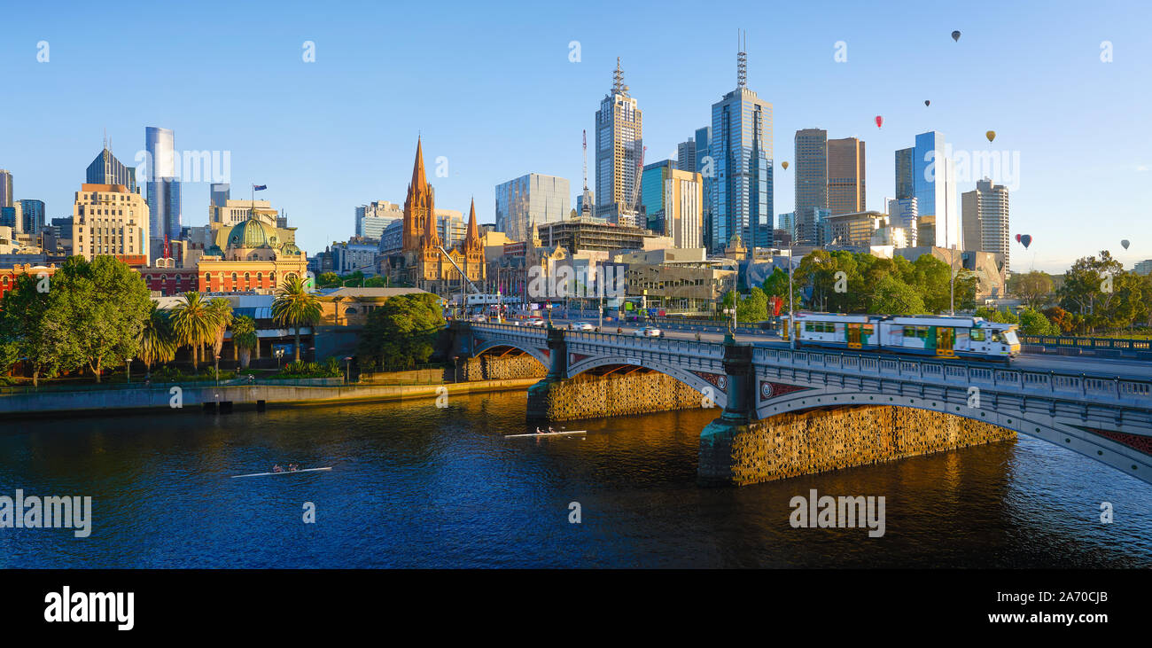 Herrlichen Panorama-Blick auf die Skyline von Melbourne Stadtbild bei Sonnenaufgang in Australien. Stockfoto