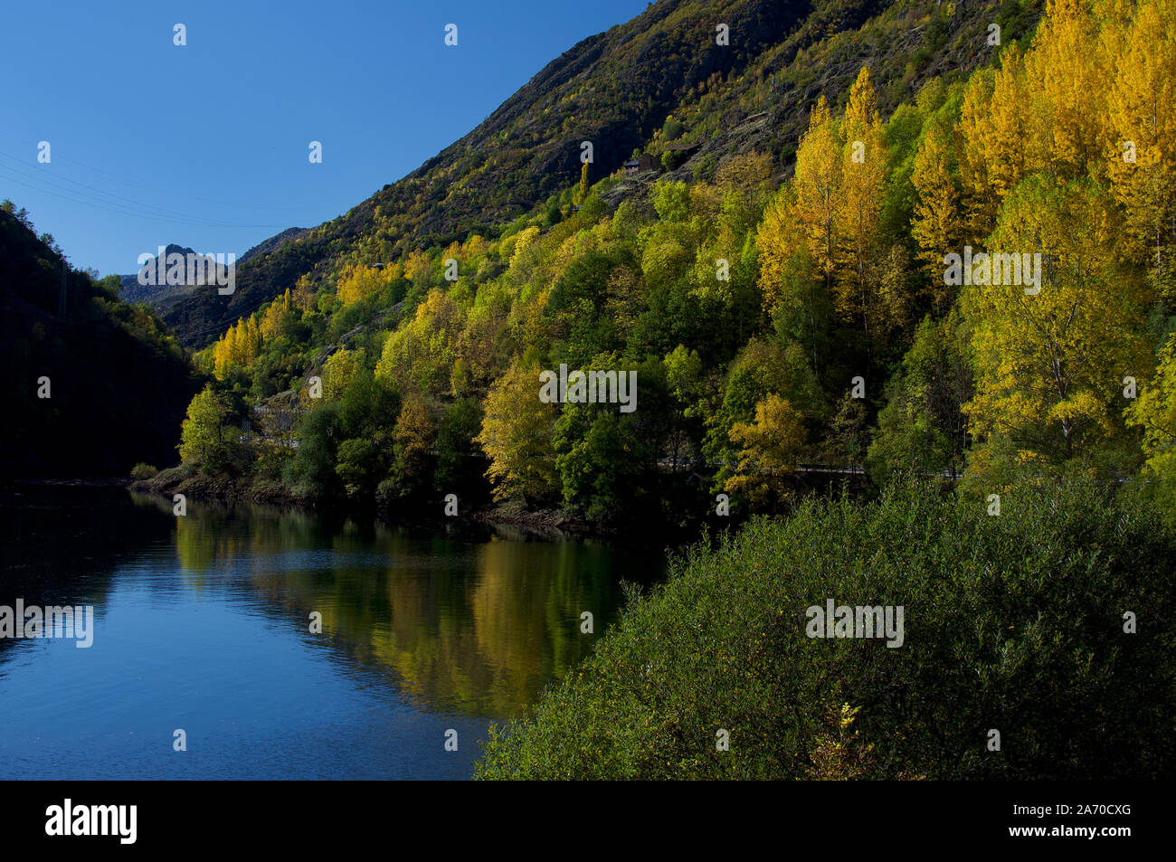 Herbstfarben in Catalunya Comarca Pallars Sobira Stockfoto