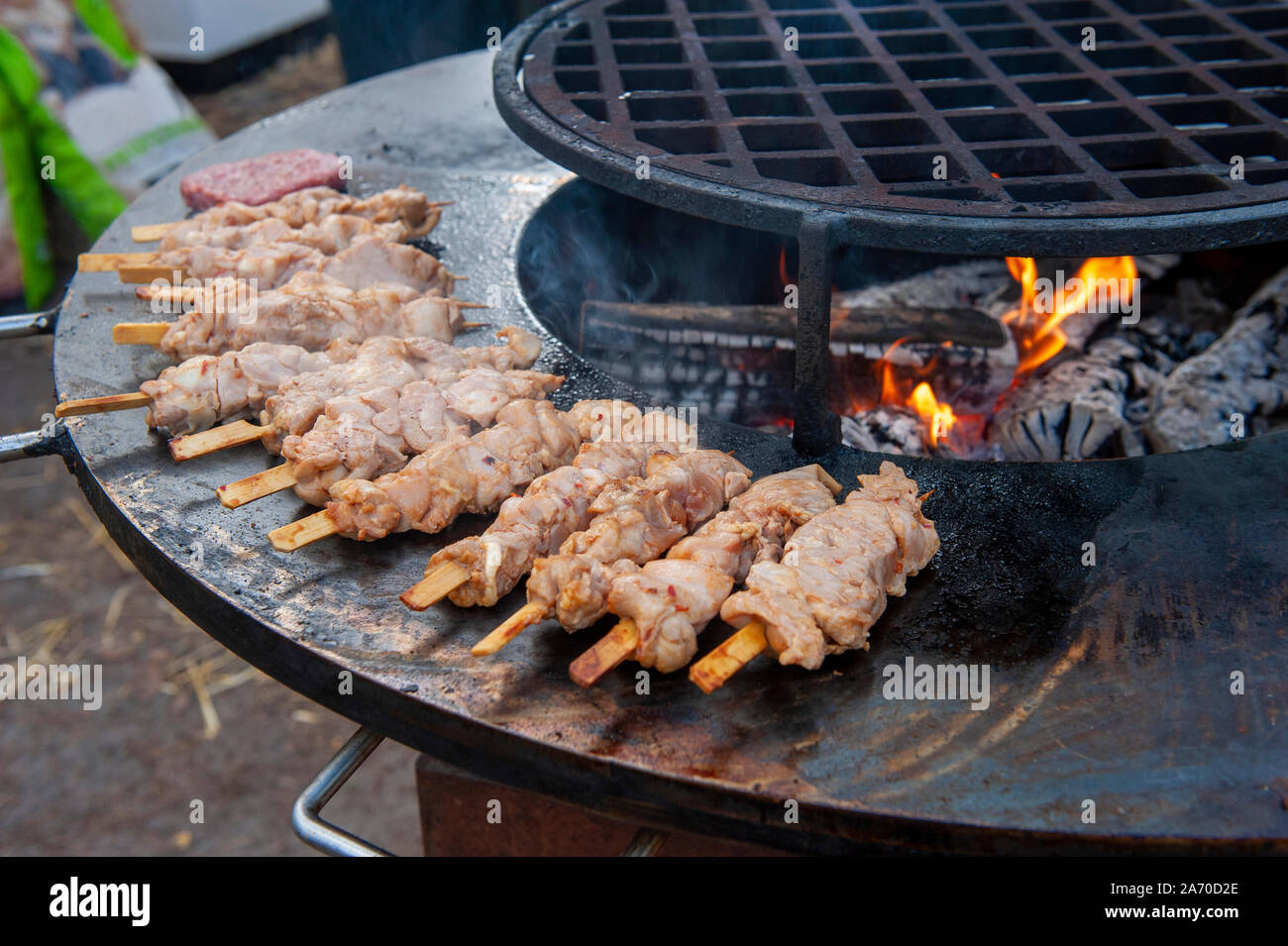 Satay Fleisch in der Nähe von einem Grill Stockfoto