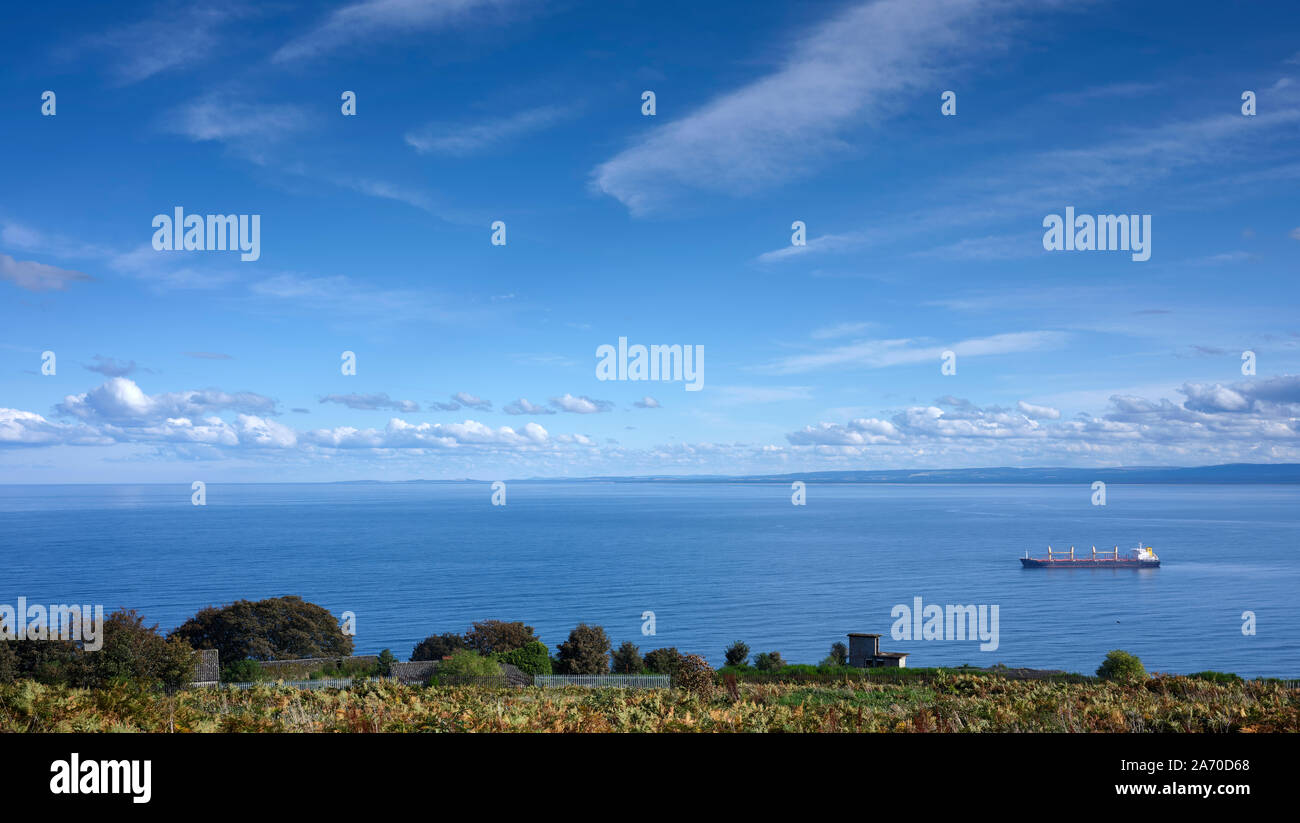 Ein Handelsschiff liegt in den Moray Firth. Blick auf die Bucht von burghead Burghead und der Sutors von Cromarty 23/09/19. Stockfoto