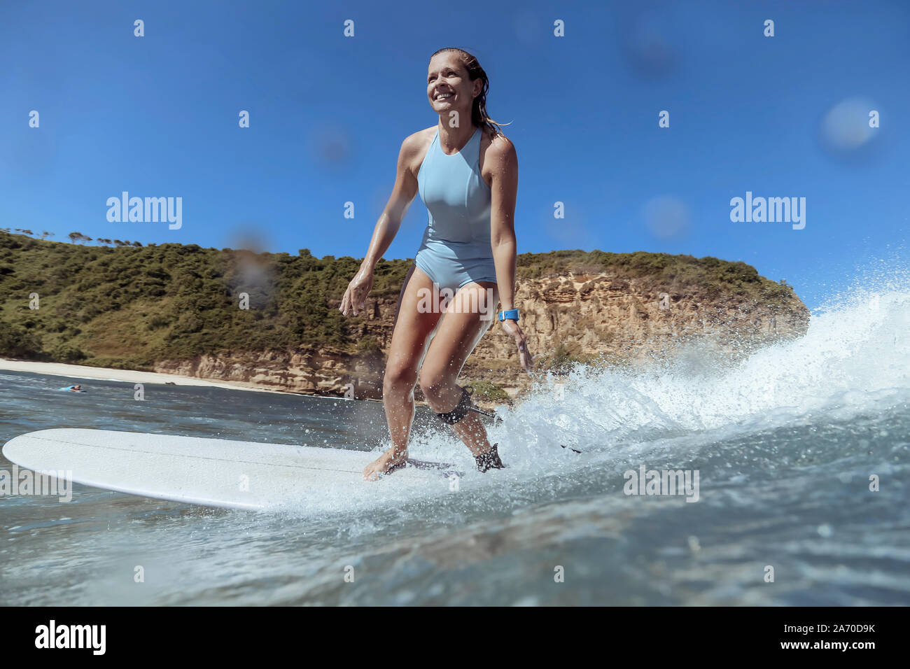 Lächelnde Frau surfen Stockfoto