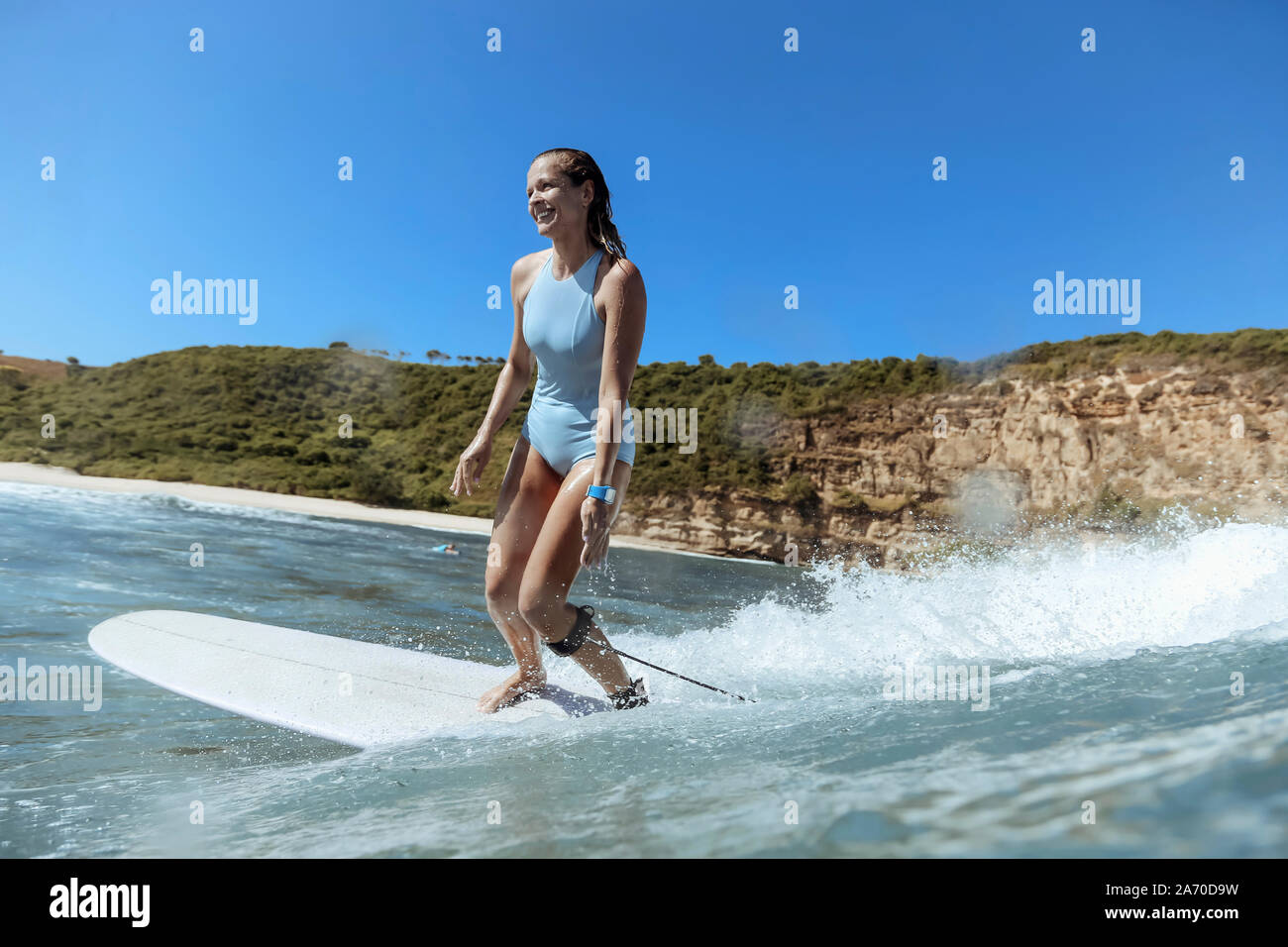 Lächelnde Frau surfen Stockfoto