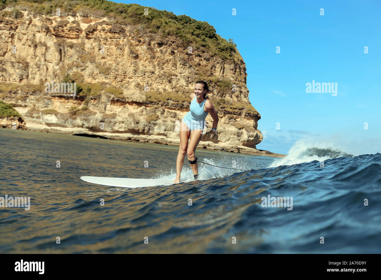 Lächelnde Frau surfen Stockfoto