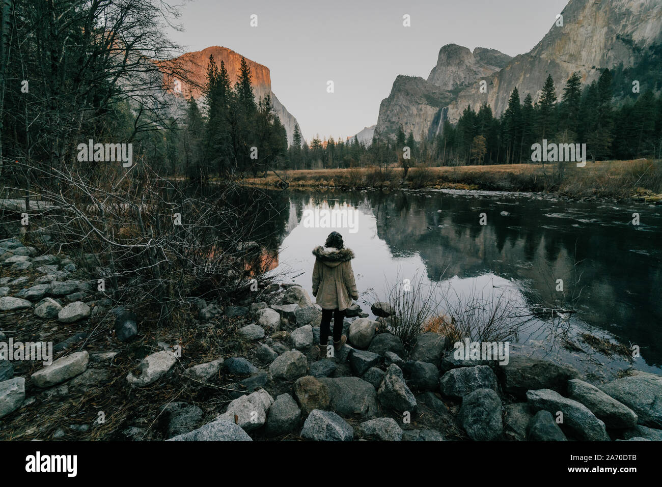 Weibliche Touristen in Yosemite Blick auf Fluss gegen Berge Stockfoto