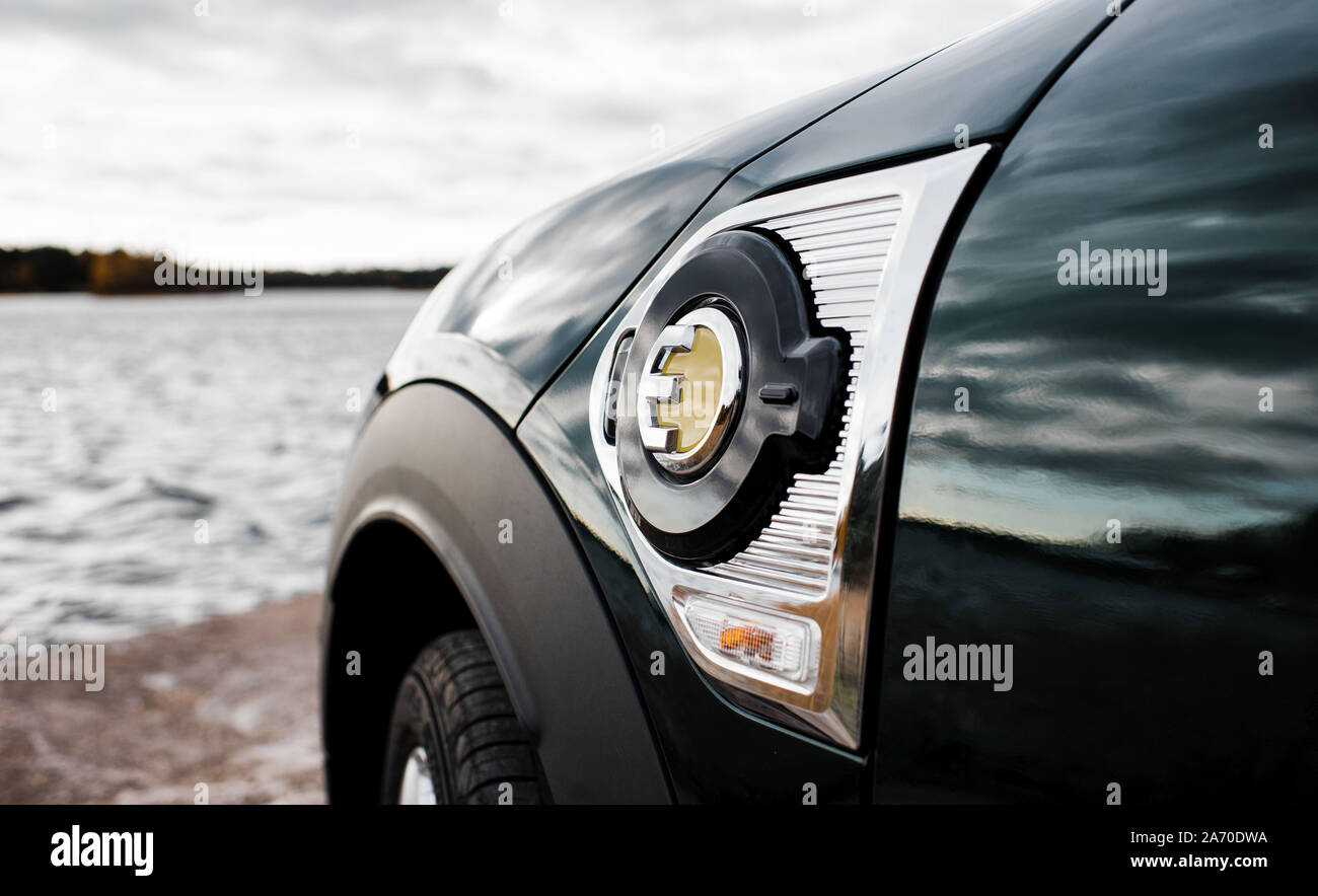 Mini Countryman E-Auto-Sockel mit Blick auf den Strand Stockfoto