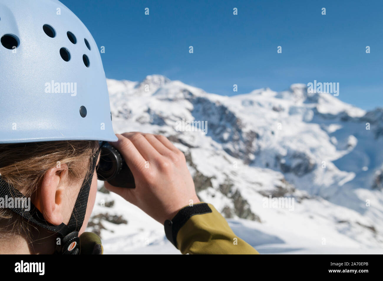 Junge Frau beobachten Ziel von hohen aline Tour Stockfoto