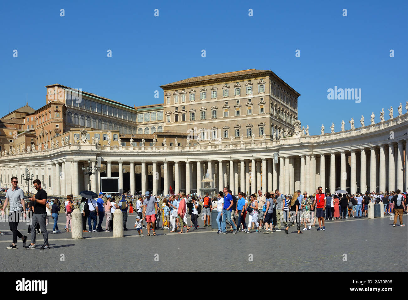 Touristen auf dem Saint Peters Platz mit Blick auf den Apostolischen Palast im Vatikan Stadt Rom - Italien. Stockfoto
