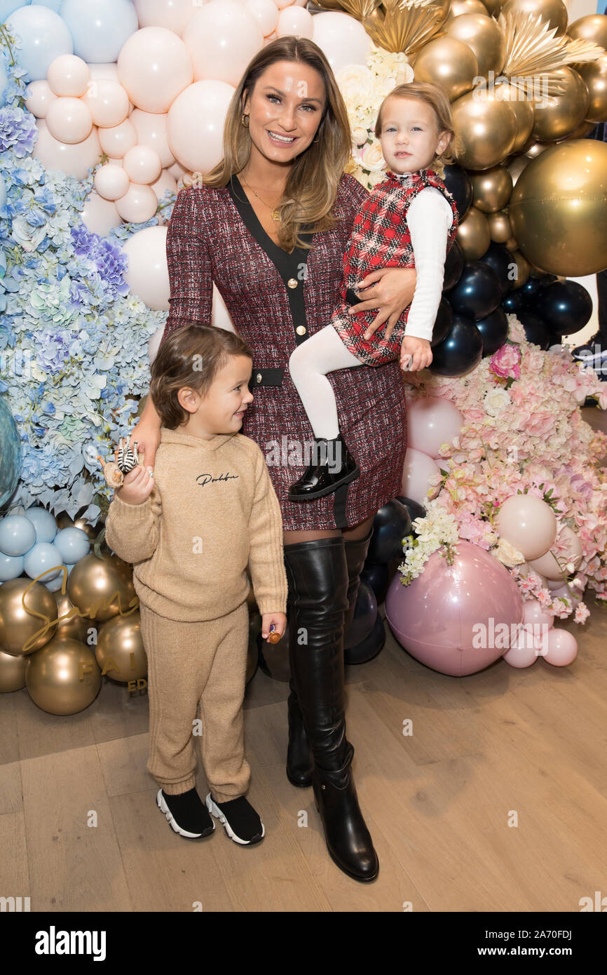 London, Großbritannien. 29 Okt, 2019. Sam Faiers mit Kinder: Paul Knightley und Rosie Knightley an einem Fotoshooting für die Einführung ihrer neuen 30 Stück kidswear Sammlung mit River Island Lakeside Shopping Centre, Essex. Credit: SOPA Images Limited/Alamy leben Nachrichten Stockfoto