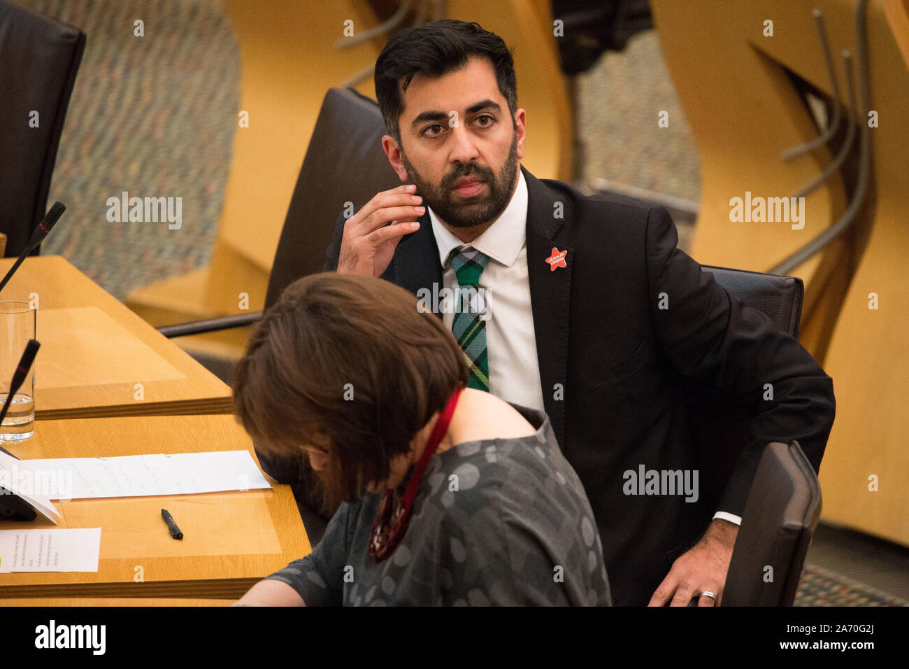 Edinburgh, Großbritannien. 29 Okt, 2019. Edinburgh, 29. Oktober 2019. Im Bild: Yousaf Humza MSP-Cabinet Minister der Justiz. Rede vor dem Parlament über die 39 chinesischen Menschen tot aufgefunden in der Rückseite eines Lkw in Antwort auf eine Frage gestellt wird: die schottische Regierung zu fragen, welche Ressourcen es ist die Zuweisung von Menschenhandel und Ausbeutung. Credit: Colin Fisher/Alamy leben Nachrichten Stockfoto