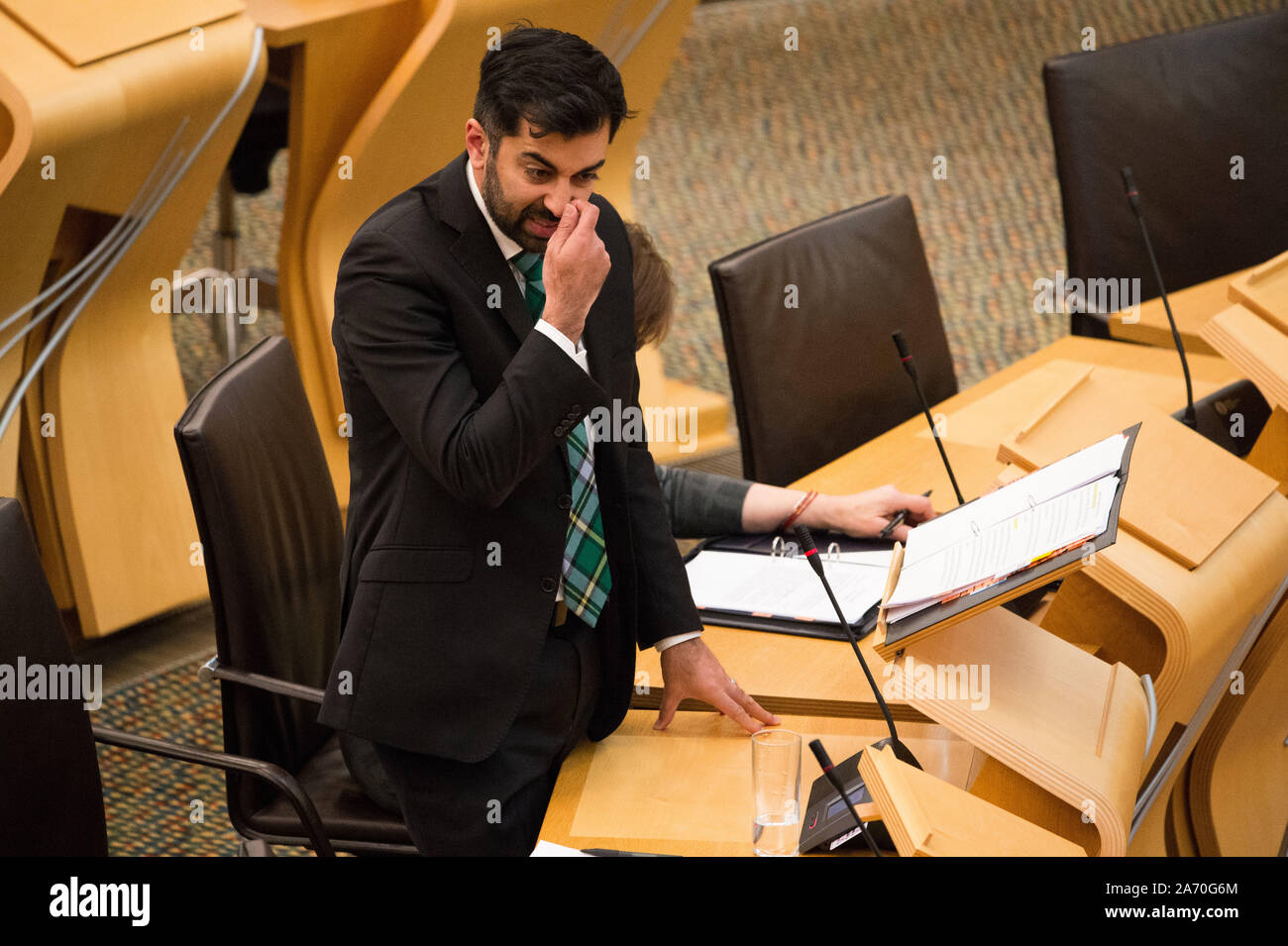 Edinburgh, Großbritannien. 29 Okt, 2019. Edinburgh, 29. Oktober 2019. Im Bild: Yousaf Humza MSP-Cabinet Minister der Justiz. Rede vor dem Parlament über die 39 chinesischen Menschen tot aufgefunden in der Rückseite eines Lkw in Antwort auf eine Frage gestellt wird: die schottische Regierung zu fragen, welche Ressourcen es ist die Zuweisung von Menschenhandel und Ausbeutung. Credit: Colin Fisher/Alamy leben Nachrichten Stockfoto