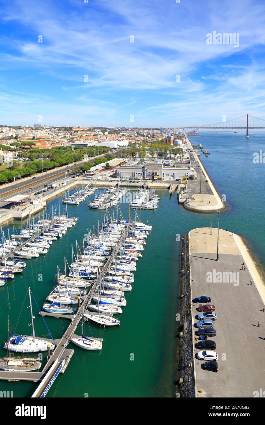 Yachten in Belem marina, Doca de Belem, von oben auf das Denkmal der Entdeckungen, Padrão dos Descobrimentos, den Fluss Tejo, Belem, Lissabon, Portugal. Stockfoto