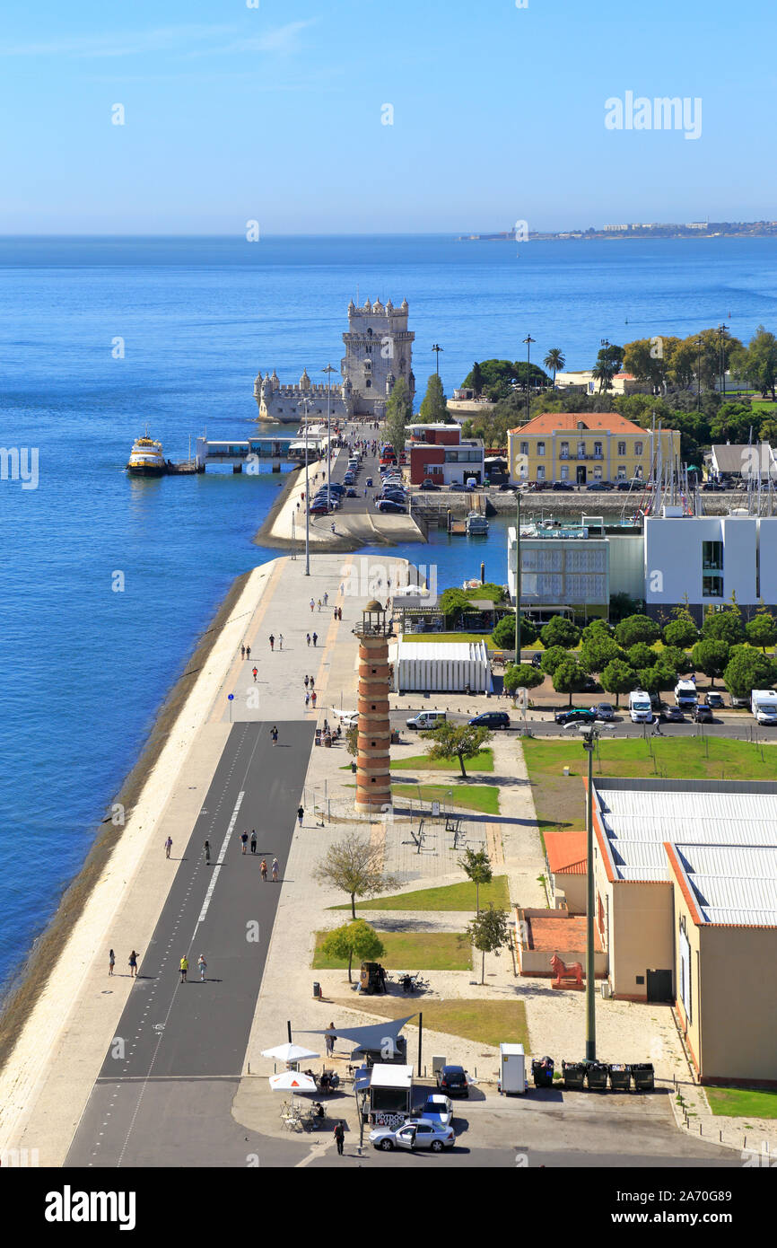 Esplanada à Margem, Leuchtturm und Belem Belem Turm, von oben auf das Denkmal der Entdeckungen, den Fluss Tejo, Belem, Lissabon, Portugal. Stockfoto