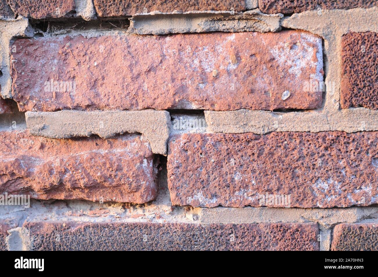 Alte verwitterte Red Brick Wall Stockfoto