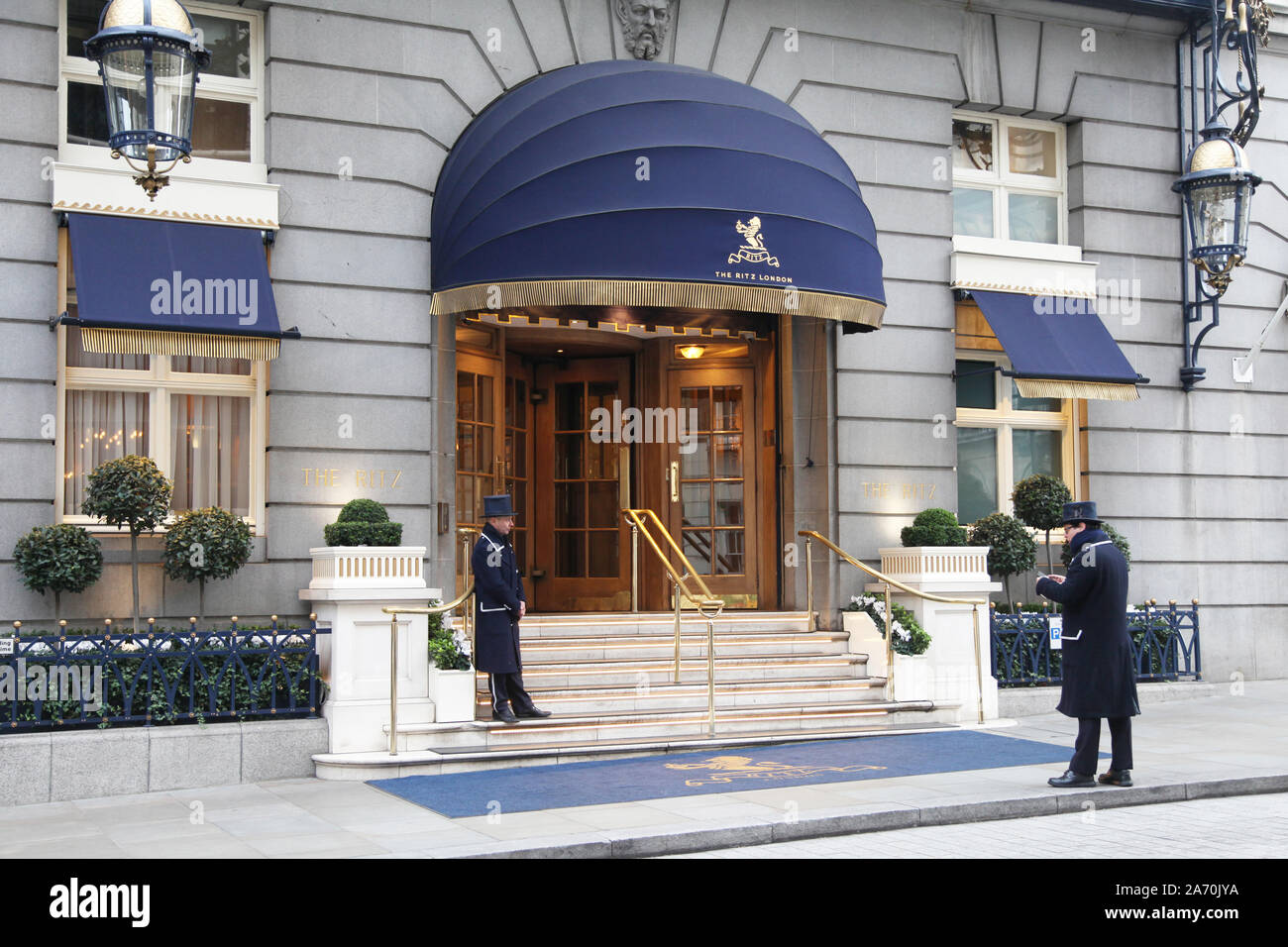 Eingang zum Ritz Hotel in Arlington Street, Mayfair, London Stockfoto