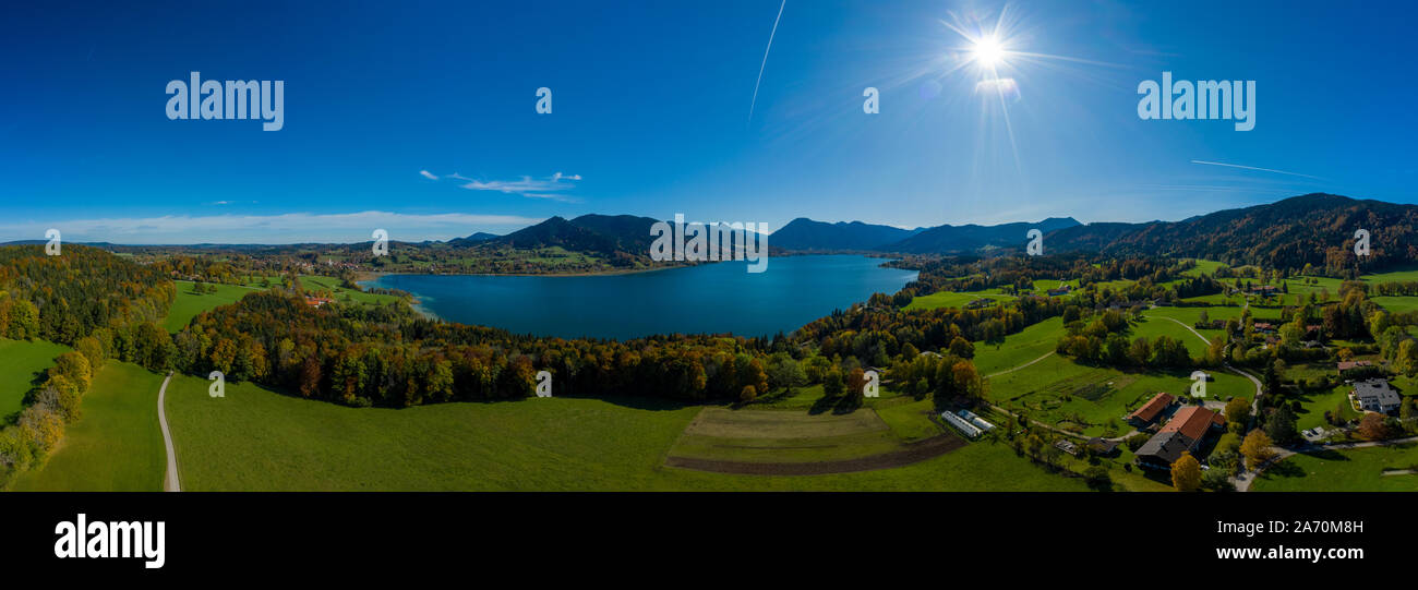 Fantastischer Panoramablick auf die bayerischen Tegernsee im Herbst mit Herbstfarben, die von einer Drohne an einem sonnigen Tag gemacht. Stockfoto