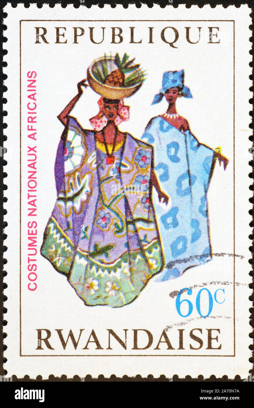 Reich gekleidet Afrikanische Frauen auf Briefmarke von Ruanda Stockfoto
