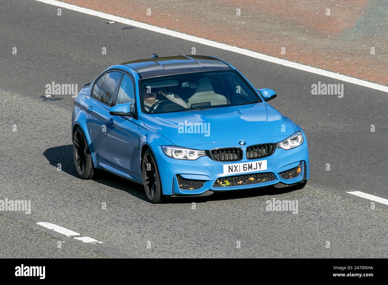 2016 blau BMW M3 S-A; Großbritannien Verkehr, Transport, moderne Fahrzeuge, Limousinen, Süd - auf die 3 spurige Autobahn M6 Autobahn gebunden. Stockfoto