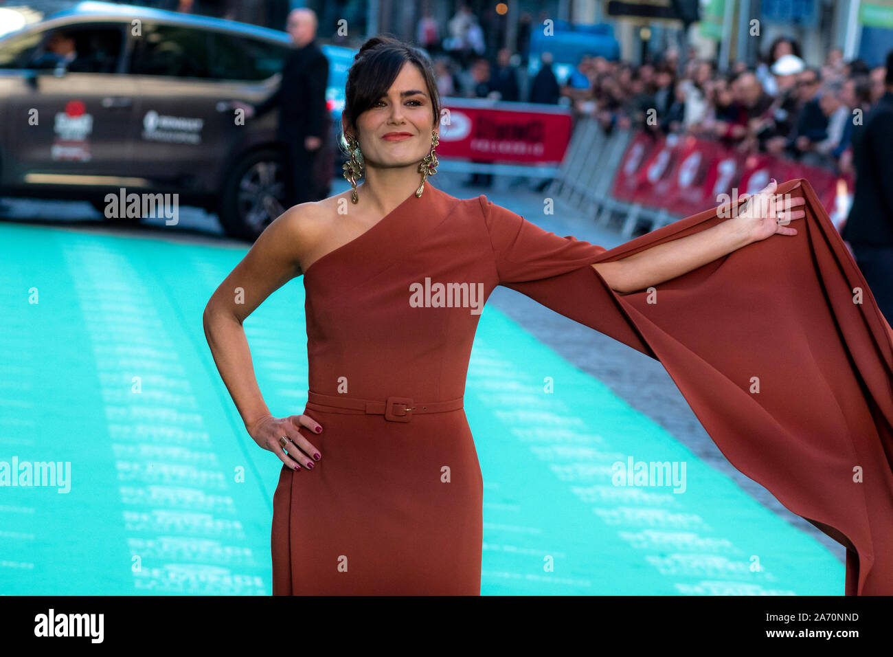 Elena Sánchez, copresentadora de la Gala de Clausura de la 64 Seminci Posa para los About IMF Ein su llegada a la alfombra Verde del Teatro Calderón. Stockfoto