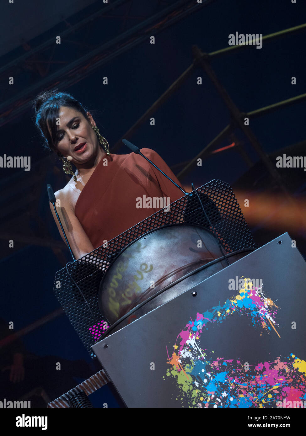 La presentadora Elena Sánchez, durante una de Sus intervenciones de la Gala de Clausura de la 64 Seminci celebrada en el teatro Calderón de Valladolid Stockfoto