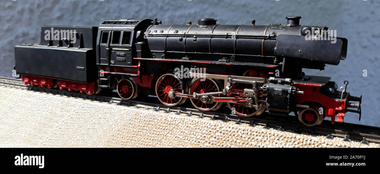 Märklin H0 23014 Dampflokomotive (Modell der Baureihe 23 der Deutschen  Bundesbahn); Spielzeug-Lok von 1957 Stockfotografie - Alamy