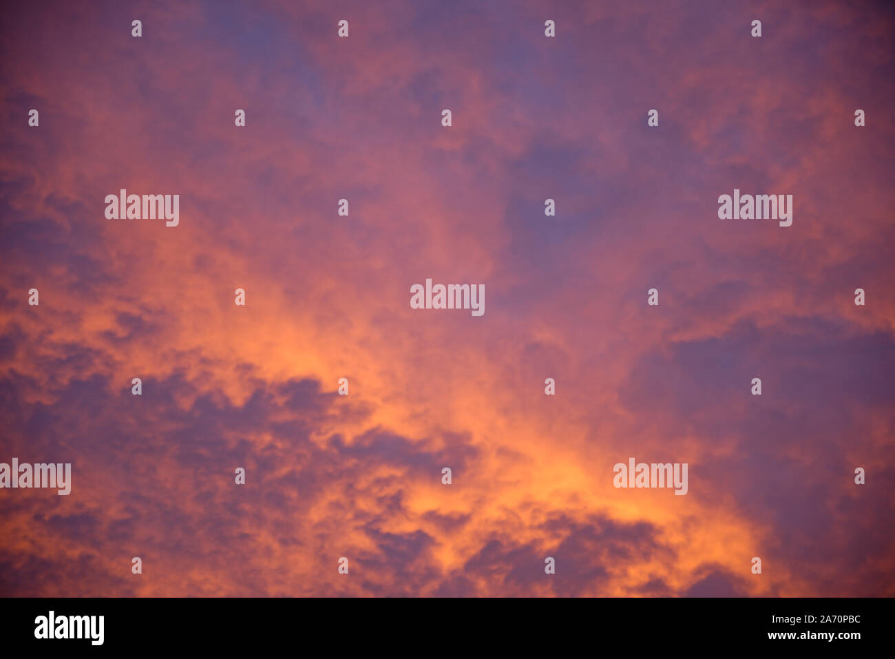 Eine lebendige und spektakuläre am frühen Morgen Himmel. Eine reiche Palette von purples, blau und orange Farben mit Wolken. Stockfoto