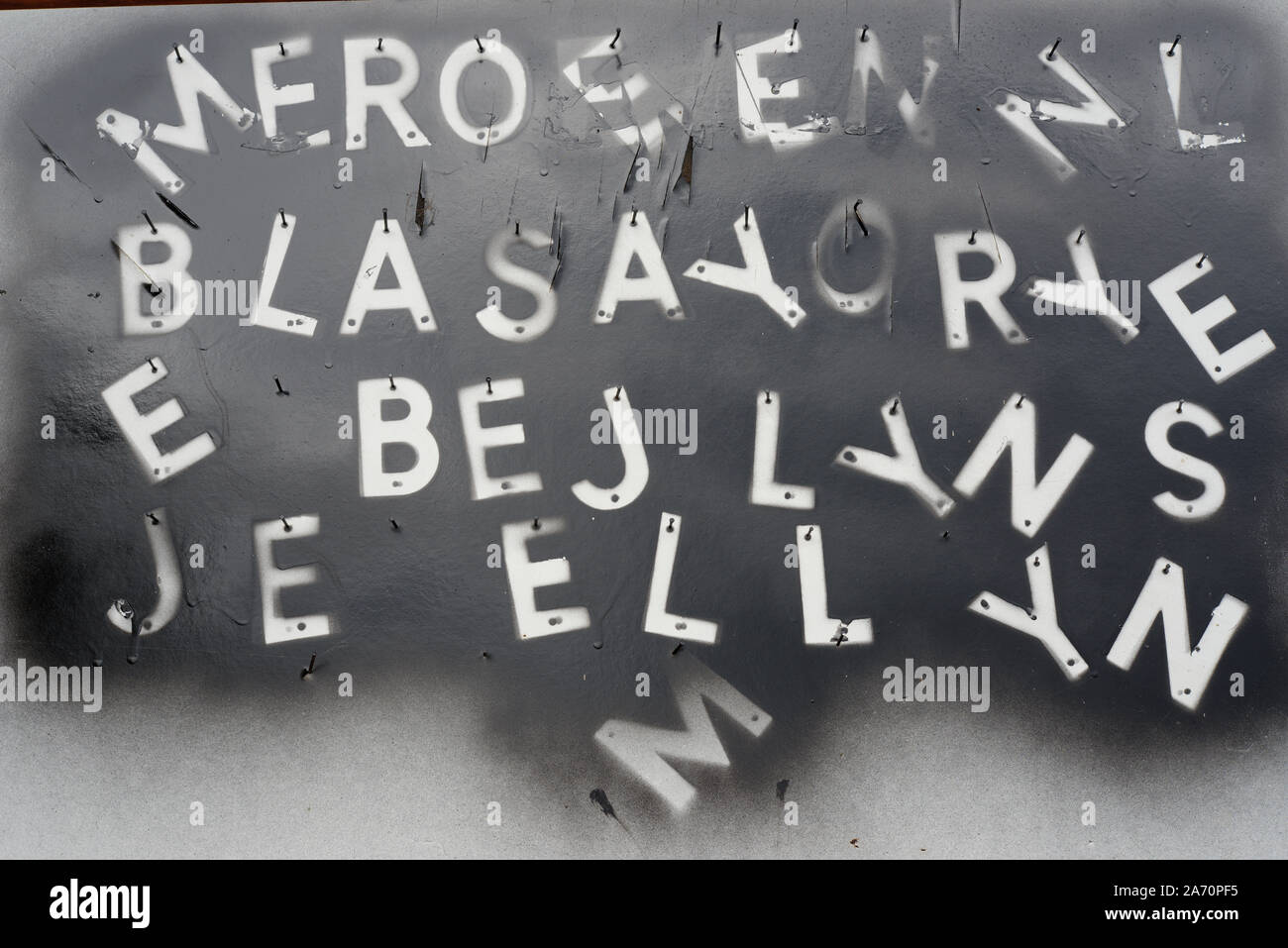 Spritzlackiert schwarzen Buchstaben und die Vorlage nach der Malerei. Eine typografische Gestaltung Rechtschreibung keine Worte. Briefe hing an Nägel lackiert werden. Stockfoto