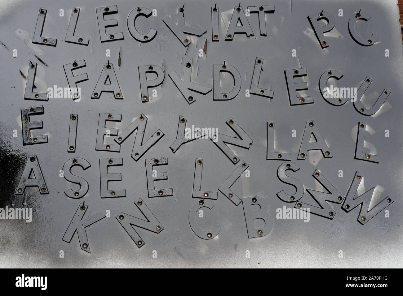 Spritzlackiert schwarzen Buchstaben und die Vorlage nach der Malerei. Eine typografische Gestaltung Rechtschreibung keine Worte. Briefe hing an Nägel lackiert werden. Stockfoto