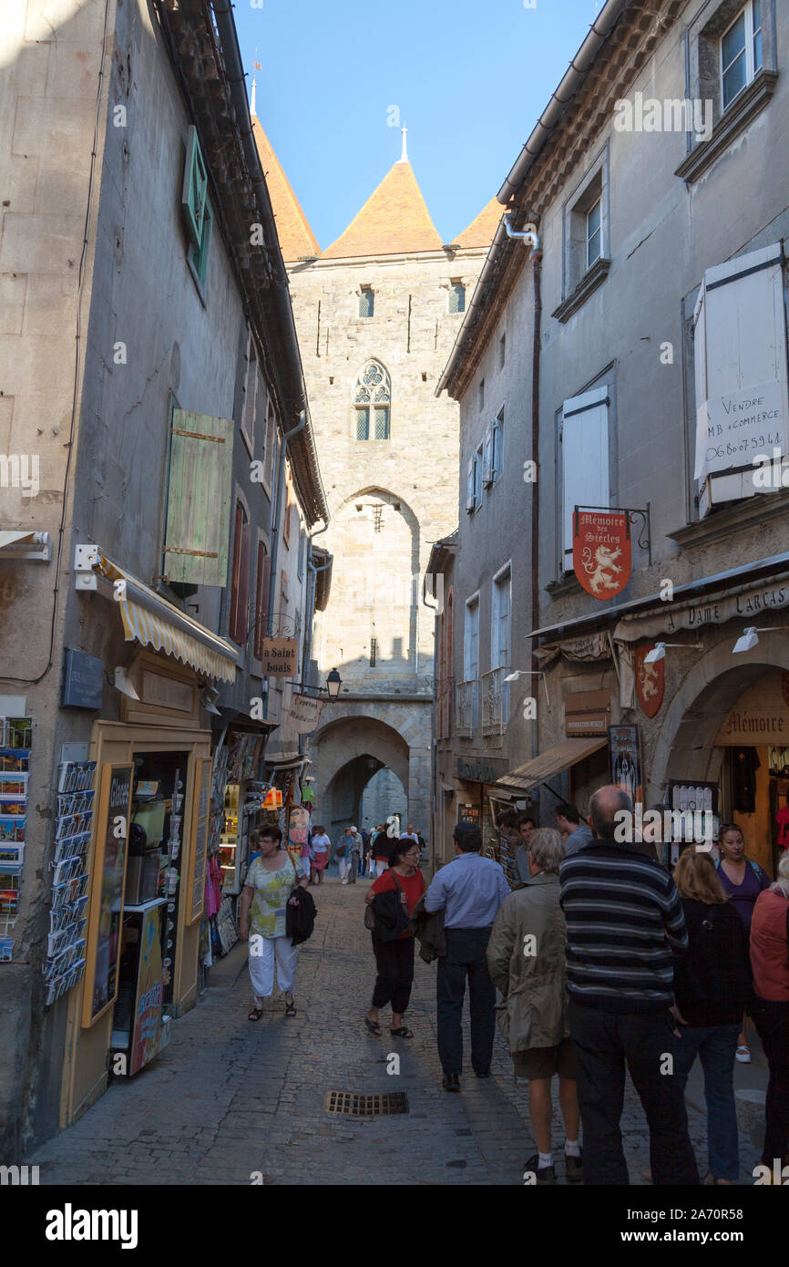 Frankreich, Languedoc-Roussillon, Carcassonne, schmale Gehwege mit Bars und Geschäften in der mittelalterlichen befestigten Stadt (Stadtmauer) von Carcassonne. Stockfoto