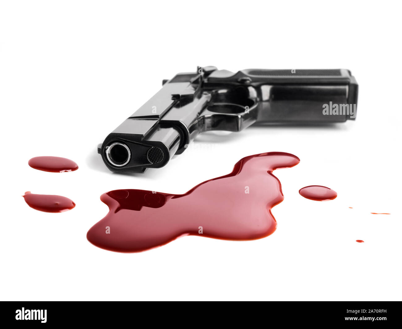 Gewehr und Blut spritzt auf weißem Hintergrund Stockfoto