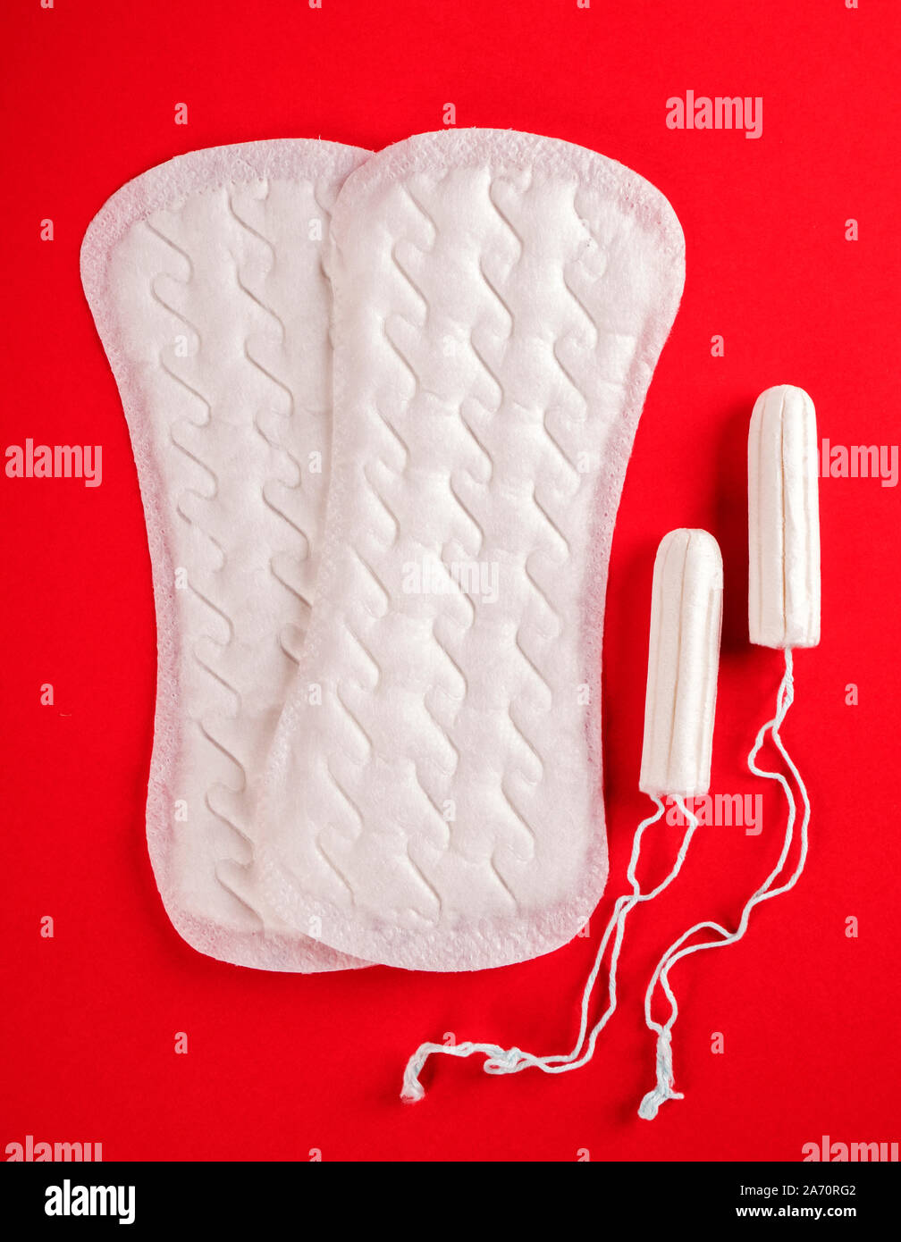 Die Menstruation. Damenbinden und Tampons auf rotem Hintergrund Stockfoto