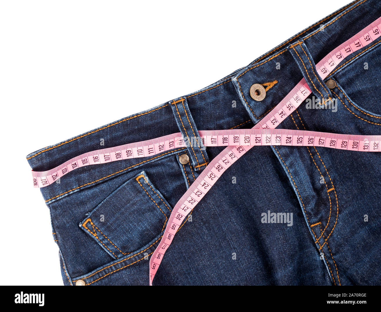 Jeans und rosa Maßband auf weißem Hintergrund. Stockfoto