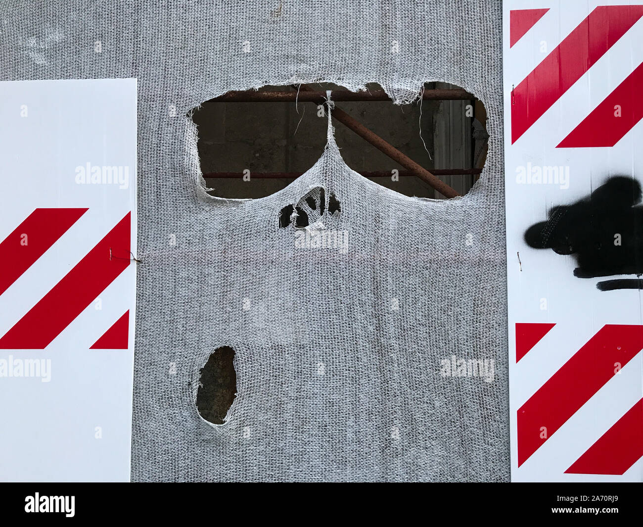 Optische Täuschung. Eine zerrissene Tuch sieht aus wie eine schreiende Gesicht Stockfoto