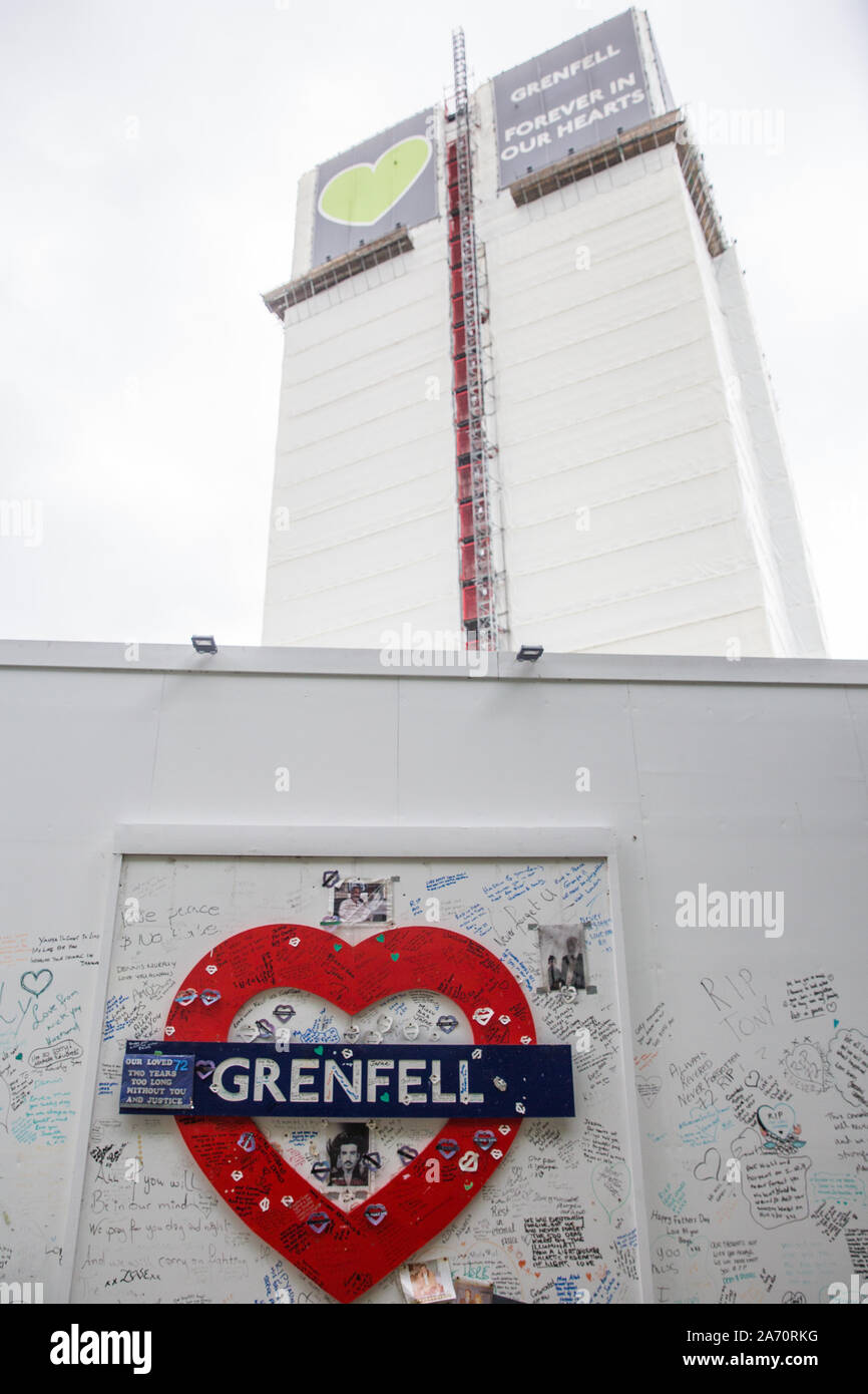 London, Großbritannien. 29. Oktober, 2019. Gedenkstätten in der Nähe der Grenfell Tower. Ein viel - verzögerte öffentliche Untersuchung Bericht in die Grenfell Turm Katastrophe, die 72 Menschen getötet wurde heute für seine Betonung auf Kritik an der Londoner Feuerwehr kritisiert. Credit: Mark Kerrison/Alamy leben Nachrichten Stockfoto