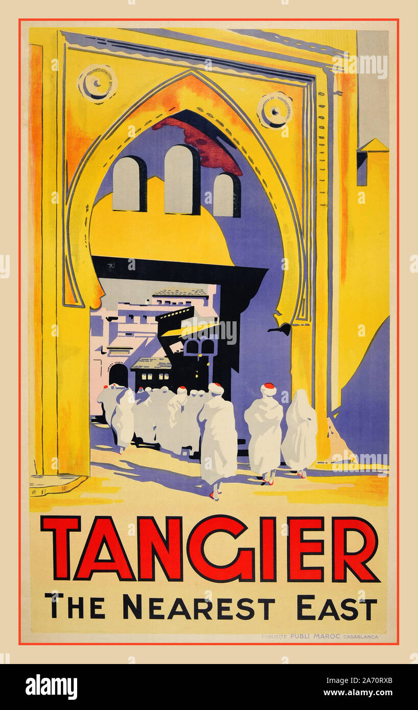 1920 Vintage Travel Poster Tanger die nächste Osten. Lithographie von Gates nach Medina, die Altstadt Tanger (Tanger) Marokko. Die Medina, die Hauptattraktion von Tanger, ist ein Labyrinth von Gassen sowohl im kommerziellen und privaten Bereich. Es wird von den Wänden eines 15.-Jahrhundert portugiesischen Festung Stockfoto