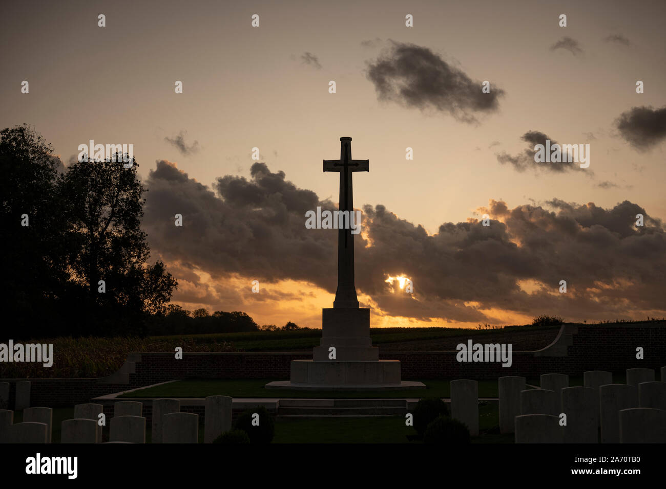 Lonsdale Friedhof bei Sonnenuntergang in der Nähe Thiepval, Somme, Frankreich. Stockfoto