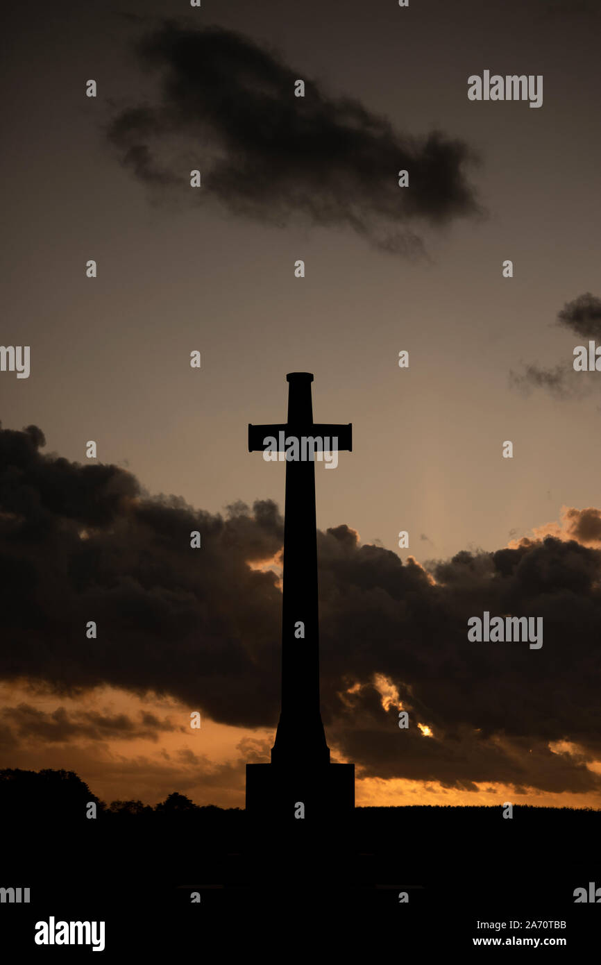 Lonsdale Friedhof bei Sonnenuntergang in der Nähe Thiepval, Somme, Frankreich. Stockfoto