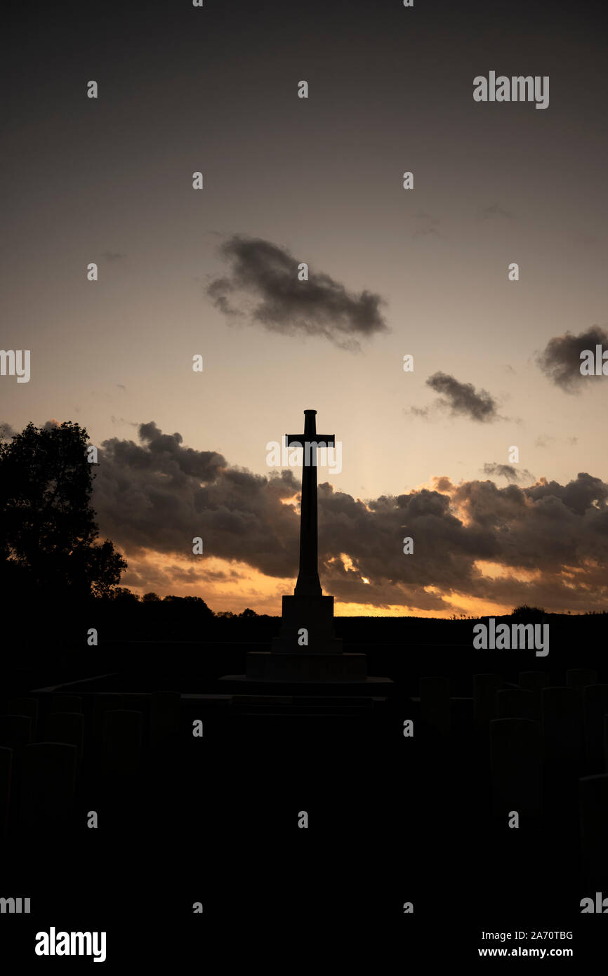 Lonsdale Friedhof bei Sonnenuntergang in der Nähe Thiepval, Somme, Frankreich. Stockfoto