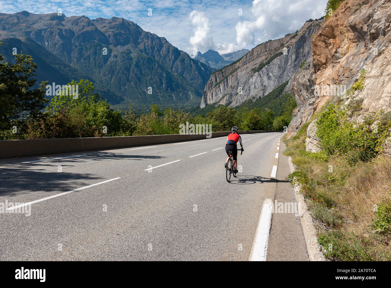 Reife weibliche Radfahrer absteigend Der klassische Aufstieg in Alpe d'Huez, die Französischen Alpen. Stockfoto