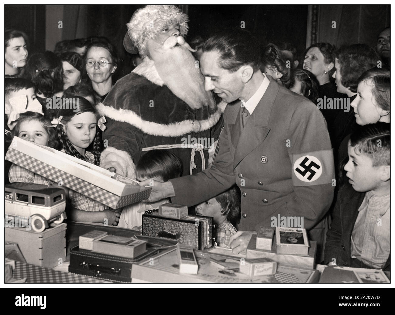 1930 von Dr. Goebbels Propaganda Minister Nazi Partei tragen ein Hakenkreuz Armbinde in einem Propaganda bild Christmas shopping Szene, Vater Weihnachten hinter, Goebbels mit seinen Kindern Hilde & Helga in Berlin Deutschland Stockfoto
