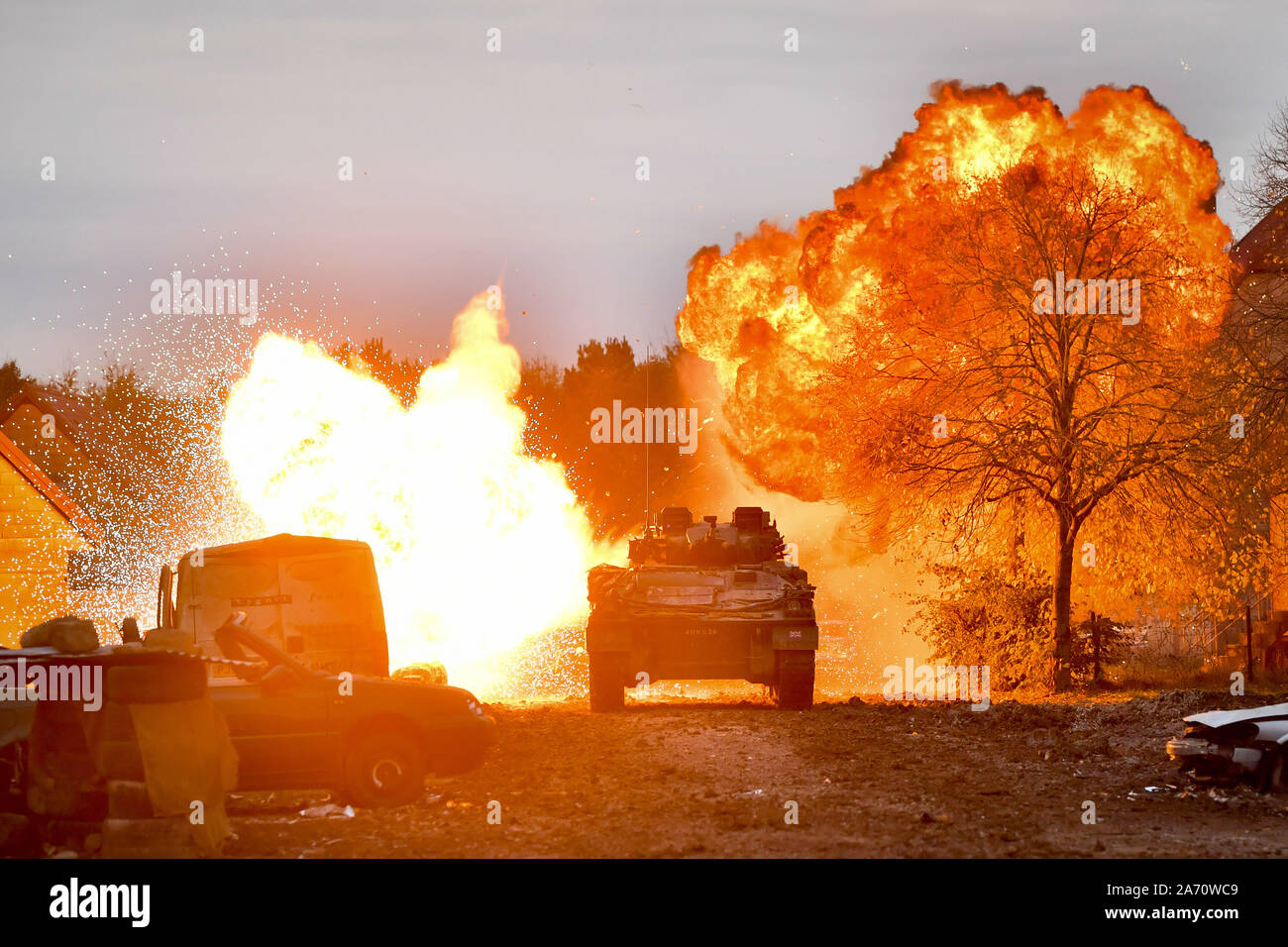 Ein Krieger gepanzerten Fahrzeug Kräfte durch eine Explosion in der Army Combat Power' Demonstration der aktuellen und zukünftigen; Technologie für Operationen auf der ganzen Welt auf Salisbury, Wiltshire verwendet. Stockfoto