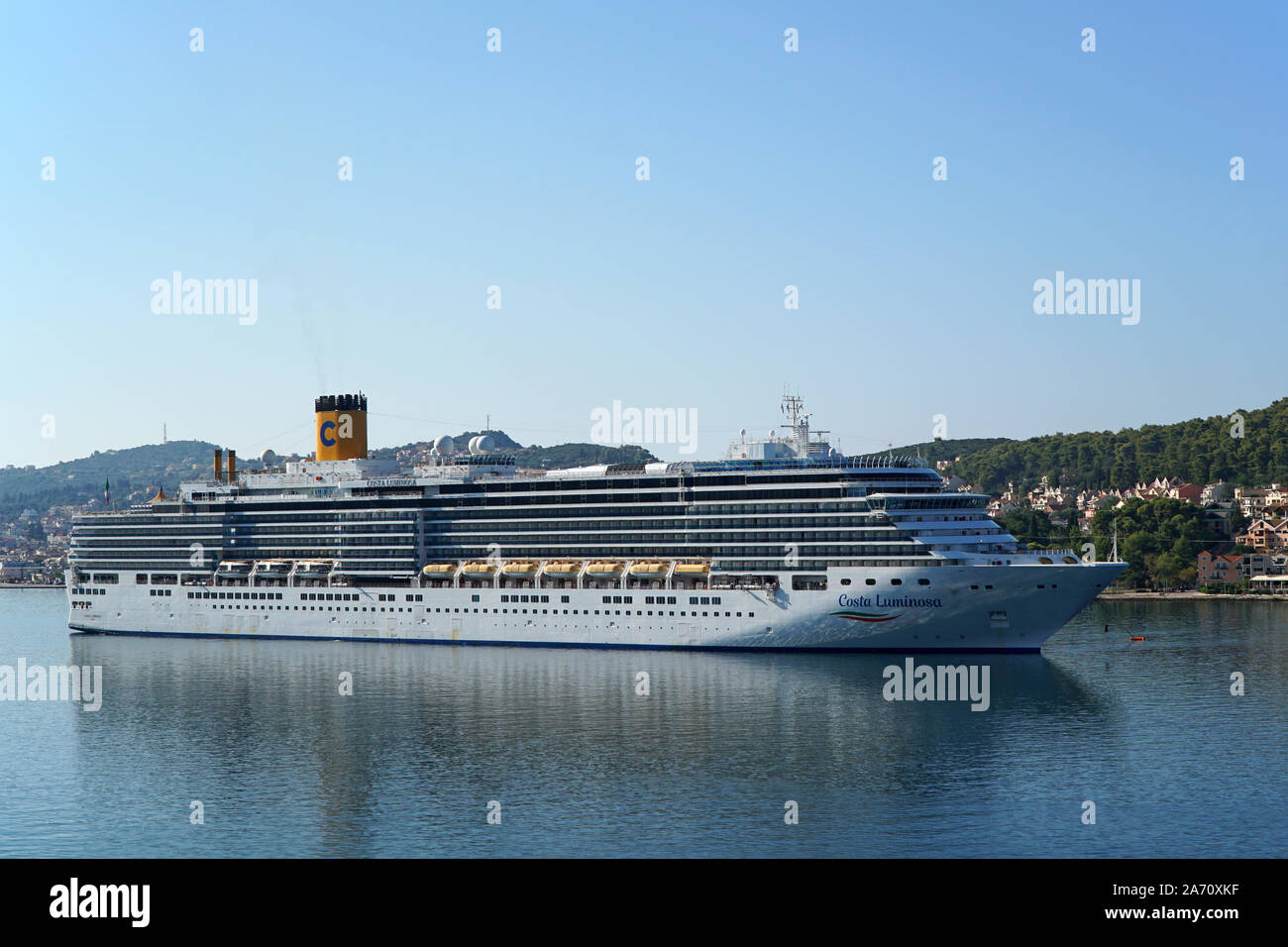 Das Kreuzfahrtschiff Costa Luminosa angedockt am Hafen in Argostoli Kefalonia, Griechenland Stockfoto