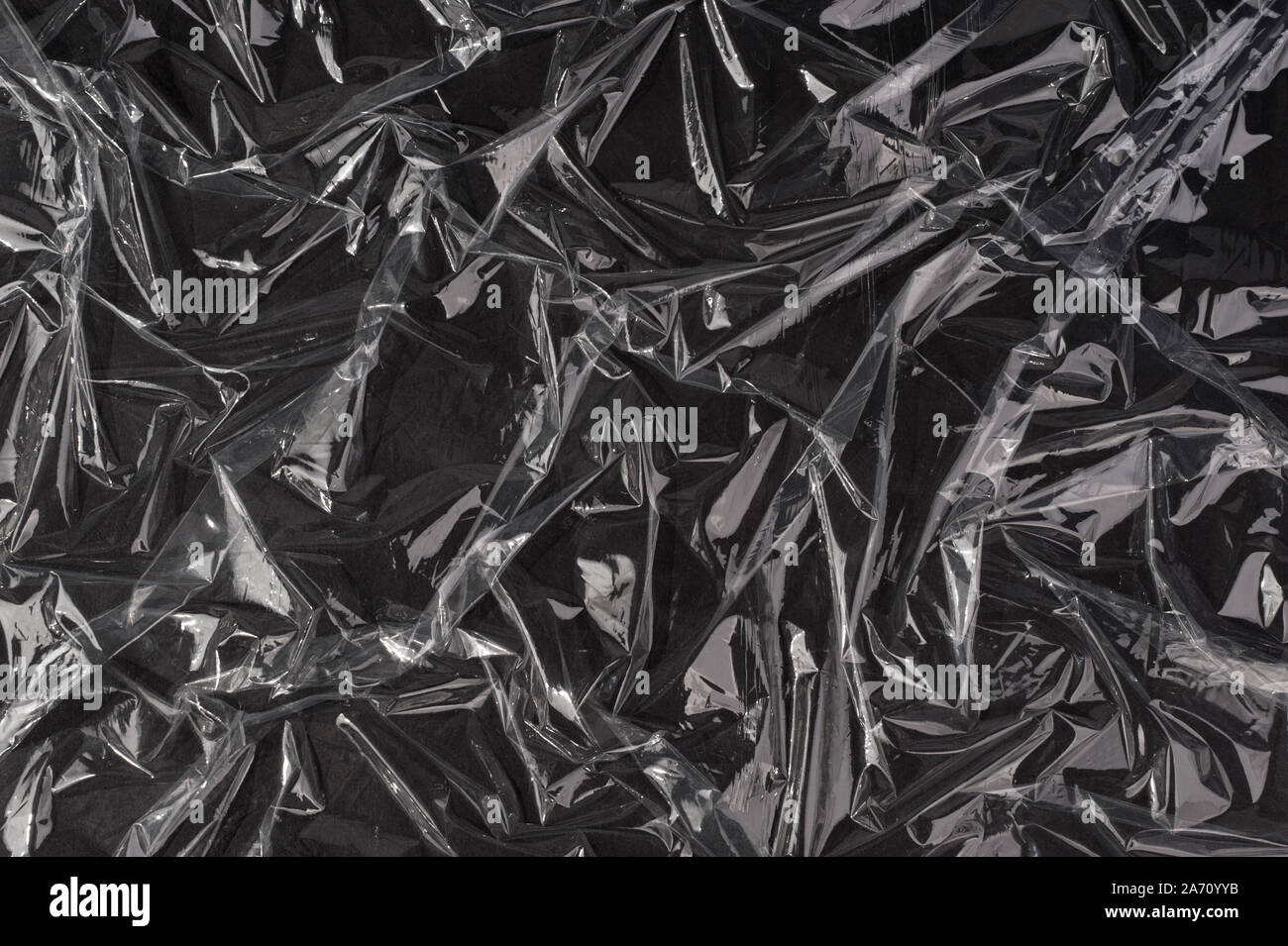 Transparente Kunststofffolie auf schwarzem Hintergrund Stockfoto