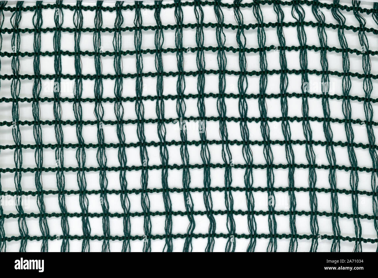 Grün Gitter mit quadratischen Fenstern aus Thread auf weißem Hintergrund Stockfoto
